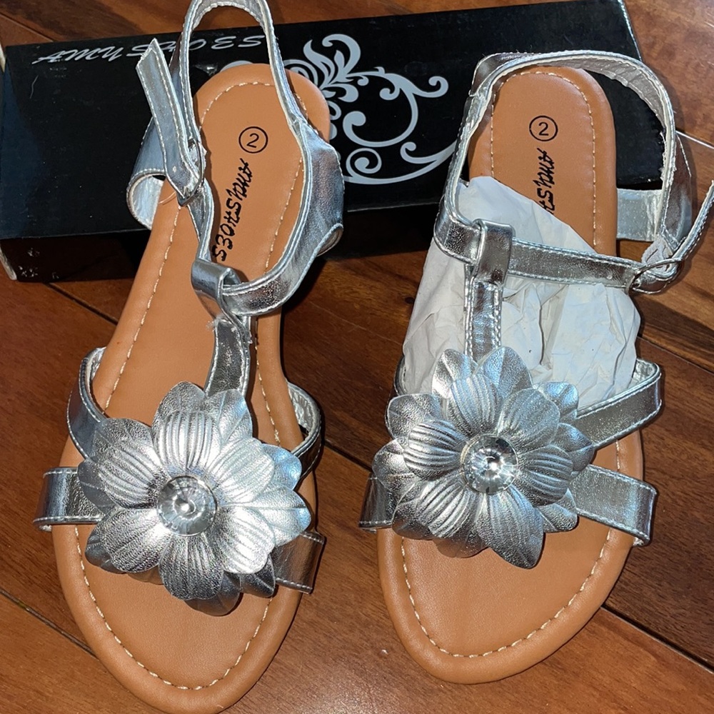 NWT Girls Size 2 Silver Sandals with Flower detail